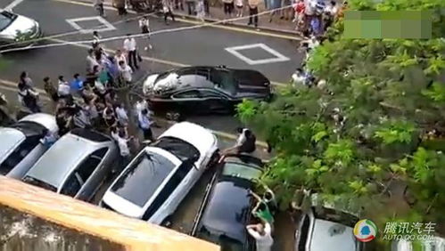 26岁路虎女司机闹市猛撞捷豹 有围观者叫好